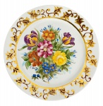 Medalhão para coleção e ou parede em porcelana fartamente adornada com ramalhete de flores pintado a mão em rica policromia e vibrante ouro. Mede 30cm diâmetro.