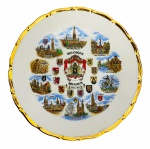 BELGICA - Gracioso medalhão em porcelana belga fartamente adornada com castelos da região em policromia e contorno em vibrante ouro, com registro. Mede 19cm diâmetro.