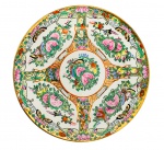 CHINA - Gracioso prato para coleção em porcelana oriental fartamente adornada a mão com flores, pássaros e frutas em policromia e vibrante ouro. Possui registro. Mede 17,5cm diâmetro.