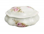 TEIXEIRA - Porta joias em porcelana esmaltada, fartamente adornada com flores em policromia. Acompanha a sua respectiva tampa. Possui registro da manufatura TEIXEIRA. Mede 16cm.