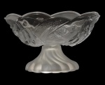 Centro de mesa e ou petisqueira em demi cristal adornado com flores em alto-relevo, formato ovalado com base. Mede 19cm comprimento.