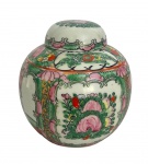 Potiche em porcelana chinesa fartamente adornada com motivo "família rosa" e flores em policromia e vibrante ouro. Acompanha a sua respectiva tampa. Possui registro da manufatura. Mede 12cm altura.