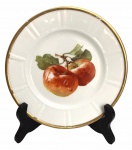 LIMOGES FRANÇA - Prato para coleção em pasta de porcelana francesa LIMOGES adornada com tema frutífero em policromia e contorno em vibrante ouro. Possui registro da manufatura. Mede 19cm diâmetro.