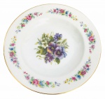 LIMOGES - Refinado prato para coleção em pasta de Limoges, ricamente adornado com motivo floral em rica policromia e contorno em vibrante ouro. Possui registro da manufatura na base. Mede 25cm.