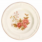 Gracioso prato para coleção em porcelana branca esmaltada ricamente adornada com motivo floral em policromia. Possui registro da manufatura na base. Mede 27cm de diâmetro.