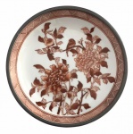 HONNG KONG - Antigo centro de mesa em porcelana oriental fartamente adornado com ramalhetes de flores pintados à mão, proteção de pielter, com registro da manufatura. Mede 19,5cm diâmetro.