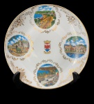 MONACO - Delicado prato para coleção em porcelana branca esmaltada ricamente adornada com pontos turísticos de Monaco e brasão e contorno em vibrante ouro. Possui registro da manufatura na base. Mede 20cm de diâmetro.