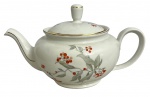 TCHECOSLOVÁQUIA - Elegante bule para café em porcelana branca esmaltada ricamente adornado com motivo floral em policromia e contorno em vibrante ouro. Possui registro de manufatura. Possui sinal de restauro no bico.  Acompanha sua respectiva tampa. Mede 28 cm.