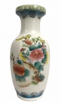 Vaso ou floreira em porcelana branca esmaltada fartamente adornado com figuras de flores e pássaros. Mede 21cm de altura.