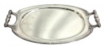 Bandeja em metal prateado WOLFF com alças, formato ovalado. Mede 53 x 30cm.