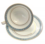 NORITAKE - Xícara para chá e ou coleção, em porcelana japonesa Noritake, adornada com contorno na cor azul e filete em ouro. Acompanha o seu respectivo pires com registro da manufatura e numeração.