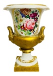 Palaciana ânfora em porcelana europeia ao gosto sevres, adornada com flores em policromia e vibrante ouro. Possui sinal de restauro. Mede 36cm altura x 20cm diâmetro.