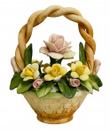 ITALIA - Bibelô italiano representando cesta de flores em porcelana CAPODIMONTE com registro e selo. Mede 12cm altura.