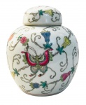 Antigo potiche em porcelana oriental, formato bojudo, fartamente adornado com motivo floral em policromia. Acompanha a sua respectiva tampa. Possui registro da manufatura. Mede 16cm altura.