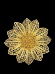 PRATA PORTUGUESA, Broche na forma de flor, confeccionado em PRATA dourada e filigranada, possui contrastes minúsculos, parcialmente legíveis, ourivesaria típica da região de Viana do Castelo, medindo 4,5cm de diâmetro e pesando 9g.