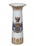 VISTA ALEGRE (Portugal, 1824), V CENTENÁRIO DA DESCOBERTA DO BRASIL POR PEDRO ÁLVARES CABRAL - 1500 - 2000, Vaso confeccionado em porcelana portuguesa esmaltada na tonalidade branca, decorada por brasão policromado e elementos florais em ouro, apresentando bicado na borda, medindo 21x9cm.