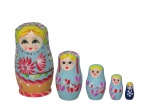 BRINQUEDO RUSSO, uma (1) Matrioshka (boneca russa é um brinquedo tradicional constituída por uma série de bonecas, que são colocadas umas dentro das outras, da maior (exterior) até a menor (a única que não é oca). A palavra provém do diminutivo do nome próprio Matryona; as diversas peças são as figuras que encarnam: desde figuras femininas vestidas com trajes tradicionais campesinos, a personagens de contos de fadas, até aos antigos líderes da União Soviética; na Sérvia a versão feminina é designada  (babuchka), que significa "avozinha", enquanto a versão masculina é designada  (dyeduchka), "avozinho", geralmente são confeccionadas em madeira de tília, sua origem se deu no final do século XIX, o primeiro exemplar se encontra atualmente no Museu do Brinquedo na Cidade de Sergiev Posad a menos de 100km de Moscou, considerado um dos maiores símbolos da Rússia), representando boneca com quatro de tamanhos variados, medindo a maior 11,5 cm altura. (AJBJ)