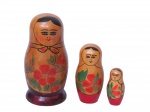 BRINQUEDO RUSSO, uma (1)  Matrioshka (boneca russa é um brinquedo tradicional constituída por uma série de bonecas, que são colocadas umas dentro das outras, da maior (exterior) até a menor (a única que não é oca). A palavra provém do diminutivo do nome próprio Matryona; as diversas peças são as figuras que encarnam: desde figuras femininas vestidas com trajes tradicionais campesinos, a personagens de contos de fadas, até aos antigos líderes da União Soviética; na Sérvia a versão feminina é designada  (babuchka), que significa "avozinha", enquanto a versão masculina é designada  (dyeduchka), "avozinho", geralmente são confeccionadas em madeira de tília, sua origem se deu no final do século XIX, o primeiro exemplar se encontra atualmente no Museu do Brinquedo na Cidade de Sergiev Posad a menos de 100km de Moscou, considerado um dos maiores símbolos da Rússia), representando boneca com quatro de tamanhos variados, medindo a maior 12,5 cm altura. (AJBJ)