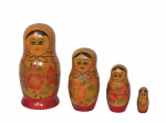 BRINQUEDO RUSSO, uma (1) Matrioshka (boneca russa é um brinquedo tradicional constituída por uma série de bonecas, que são colocadas umas dentro das outras, da maior (exterior) até a menor (a única que não é oca). A palavra provém do diminutivo do nome próprio Matryona; as diversas peças são as figuras que encarnam: desde figuras femininas vestidas com trajes tradicionais campesinos, a personagens de contos de fadas, até aos antigos líderes da União Soviética; na Sérvia a versão feminina é designada  (babuchka), que significa "avozinha", enquanto a versão masculina é designada  (dyeduchka), "avozinho", geralmente são confeccionadas em madeira de tília, sua origem se deu no final do século XIX, o primeiro exemplar se encontra atualmente no Museu do Brinquedo na Cidade de Sergiev Posad a menos de 100km de Moscou, considerado um dos maiores símbolos da Rússia), representando boneca com três de tamanhos variados, medindo a maior 11,5 cm altura. (AJBJ)