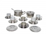 METAL PRATEADO, oito (8) itens: 6 xícaras da marca CRISTOFOLI, recipientes internos, faltando dois, confeccionados em porcelana da marca POZZANI, traz dois pires sobressalentes; 1 manteigueira com tampa, marca ST JAMES, medindo 10,5 cm diâmetro; 1 queijeira ou farinheira com tampa, acompanha colher, recipiente interno em polímero na tonalidade branca, marca EBERLE, medindo 10 cm diâmetro, vide foto. (AJBJ)