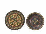 BRONZE, Dois pratos decorativos confeccionados em bronze esmaltado com pintura de mandalas em policromia, maior medindo 19cm e menor 16,5cm.