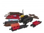 BRINQUEDOS, Lote com 47 peças de ferrorama da marca LIONEL, sendo: A) 5 locomotivas diversas, B) 12 peças para montagem, C) 30 trilhos confeccionados em metal com sinais de oxidação, peças no estado.