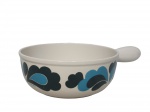 LE CREUSET (França), Panela confeccionada em ferro esmaltado na tonalidade creme com pintura de folhagens na tonalidade azul e verde, apresentando pequenas batidas internas, medindo 9x32x22cm.