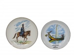 PORCELANA, Lote com duas peças, sendo: A) SPAL, Portugal, Prato decorativo confeccionado em porcelana portuguesa esmaltada na tonalidade branca com pintura de paisagem com canoa e inscrição RECORDAÇÃO DE AVEIRO, medindo 16cm e B) Prato decorativo confeccionado em faiança vitrificada na tonalidade branca com pintura de soldado em policromia com inscrições GRANADERO A CABALLO 1812, medindo 18cm.