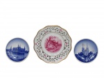 PORCELANA, Lote com 3 pratos decorativos, sendo: A) SCHUMANN (Alemanha), Pequeno prato confeccionado em porcelana esmaltada na tonalidade branca, galeria vazada e centro com  cena galante na tonalidade azul, apresentando rachado na borda, medindo 12,5cm e B) DENMARK, dois pequenos pratos confeccionados em faiança vitrificada na tonalidade branca com pintura de paisagens distintas na tonalidade azul, medindo 8,5cm.