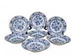 MEISSEN (Dresden, Alemanha - 1710), Sete pratos fundos confeccionados em porcelana alemã esmaltada na tonalidade branca com pintura no padrão Cebolinha na tonalidade azul, borda filetada a ouro, medindo 23cm. Todos os pratos bicados na fundo.