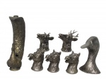 METAL PRATEADO, Lote com 7 peças, sendo: A) 5 puxadores de gaveta confeccionados em metal espessurado a prata representando cabeça de cavalo e de cervo, 2 cervos com quebra no chifre, medindo 8x8cm, B) 1 cabeça de pato confeccionada em metal espessurado a prata, usada para adorno de bandejas, medindo 14cm de altura, possuindo quebra no verso, e C) 1 incensário confeccionado em metal dourado representando pavão, possuindo quebra na base e furo, medindo 20cm de altura.