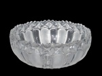 CRISTAL, Fruteira confeccionada em cristal europeu translucido, ricamente lapidado em gomos, pingos de diamante, losangos e borda dentada, fundo em bico de jaca e estrelado, apresentando 2 bicados laterais, medindo 9x23cm.