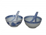 PORCELANA, dois bowls confeccionadas em porcelana vitrificada branca oriental, bojos decorados no padrão grão de arroz, peças com pinturas de folhagens e edificações orientais, bordas com geométricos. Acompanha 2 colheres. Medidas dos bowls 5 x 11 cm