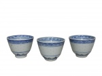 PORCELANA, três (3) pequenos bowls confeccionados em porcelana oriental decoradas no padrão grão de arroz, nas tonalidades azul e branca, bordas decoradas com geométricos. Medidas 5,5 x 7 cm