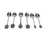 METAL PRATEADO, seis (6) colheres para café confeccionadas em metal espessurado à prata, cabos torneados finalizados em brasões, sendo 3 do mesmo modelos e os demais diversos. Comprimento 10,5 cm