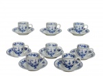 PORCELANA STEATITA, oito (8) xícaras para café com seus respectivos pires confeccionadas em porcelana vitrificada branca nacional, decoração dita: Cebolinha, na técnica Blue and White. Uma das xícaras possui fio de cabelo interno. Medidas da xícara 4 x 4 cm e diâmetro do pires 9 cm