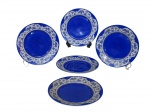 PORCELANA, cinco (5) pratos para sobremesa confeccionados em porcelana vitrificada branca nacional decorados com guirlandas em relevo na tonalidade branca sobre rica esmaltagem na tonalidade azul cobalto. Marcado no fundo SD. Todos possuem marcas do tempo. Diâmetro 19 cm