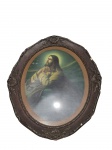 QUADROS, Reprodução em papel representando Jesus Cristo, moldura oval em madeira patinada com entalhes de elementos vegetalistas, patina envelhecida com falhas na patina, medindo 62x52cm.