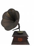 Victrola Victor Talking Machine USA, Grande reprodução de Gramofone com caixa confeccionada em madeira, cone em metal amarelo, placa com inscrições, medindo 68 cm de altura. Peça totalmente decorativa. Falta braço.