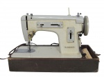 DIVERSOS, Máquina de costura da marca SINGER, modelo 217, acondicionada em estojo em madeira, capa em plástico rígido, apresentando marcas do tempo, acompanha manual, falhas na base, medindo 33x46x23cm. Funcionando, porém, sem garantias futuras.