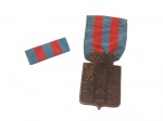 MILITARIA, Medalha do Pacificador, Mandada cunhar pela Portaria nº 345, de 25 de agosto de 1953, como evocação às homenagens prestadas ao Marechal Luís Alves de Lima e Silva, o Duque de Caxias, por ocasião do sesquicentenário de seu nascimento. Instituída pelo Decreto nº 39.745, de 17 de agosto de 1955, destina-se a galardoar militares e civis, nacionais ou estrangeiros, que tenham prestado assinalados serviços ao Exército Brasileiro, elevando o prestígio da Instituição ou desenvolvendo as relações de amizade entre o Exército Brasileiro e os de outras nações. Esta medalha, confeccionada em bronze, na forma do escudo de armas do Duque da Caxias, reproduzido em seu anverso, traz no reverso as inscrições MEDALHA DO PACIFICADOR e DUQUE DE CAXIAS. A fita é confeccionada em seda chamalotada com cinco listras da mesma largura, alternadas em azul e vermelho, cores heráldicas do Exército Brasileiro, acondicionada em caixa original, medindo 4,5x3cm sem a fita.