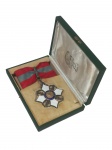 MILITARIA, Medalha de Ordem do Mérito Naval, confeccionada em prata esmaltada (apresentando craquele), Instituída pelo Decreto 24.659, de 4 julho 1934 e regulamentada pelo Decreto 21 de 23 agosto de 1934, modificada pelo Decreto 601888 de 8 fevereiro de 1967; destinada a premiar militares da Marinha do Brasil que se houverem distinguido no exercício da profissão e, excepcionalmente, corporações militares e instituições civis, suas bandeiras e estandartes, bem como personalidades civis e militares brasileiras e estrangeiras que houverem prestado assinalados serviços à Marinha do Brasil, peça acondicionada em caixa original com marcas do tempo, medindo 7x6cm.