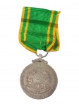 MEDALHA, Medalha comemorativa de 50 anos da República do Brasil (Sesquicentenário da República), confeccionada em prata de lei, marcação da Casa da Moeda do Brasil, concedida em 1939, apresentando danos na fita, medindo 4x3cm sem a fita.