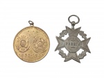 MEDALHA, Lote com duas peças, sendo: A) 1 medalha Comemorativa do 1º Centenário Farroupilha, 1835/1935, confeccionada em metal dourado, General Bento Golçalves e General Flores da Cunha, Rio Grande do Sul, medindo 3cm de diâmetro e B) 1 medalha de prêmio confeccionada em metal prateado, medindo 3,5x3cm.