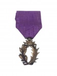 MILITARIA, Medalha da Ordem das Palmas Acadêmicas da França - condecoração honorífica da República Francesa, reorganizada em outubro de 1955 (substituindo a Distinção da Academia, criada por Napoleão em 1808) , para homenagear como membros os eminentes e divulgadores da cultura francesa. Medalha bem conservada, com fita original apresentando desgastes, medindo 3,5x3cm sem a fita. 