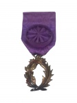 MILITARIA, Medalha da Ordem das Palmas Acadêmicas da França - condecoração honorífica da República Francesa, reorganizada em outubro de 1955 (substituindo a Distinção da Academia, criada por Napoleão em 1808) , para homenagear como membros os eminentes e divulgadores da cultura francesa. Medalha bem conservada, com fita original apresentando desgastes, medindo 3,5x3cm sem a fita. 