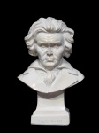 ESCULTURA, busto confeccionado em resina representando Beethoven. Medidas 15 x 9,5 x 6 cm