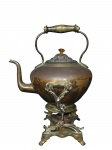 SAMOVAR confeccionado em metal cobreado, base com 4 pés ondulados, suporte lateral no feitio de folhagens, pega da tampa finalizada em pedraria, alça superior em madeira nobre torneada. Necessita de banho de cobre. Medidas totais 38 x 29 x 20 cm