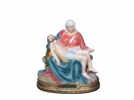 ARTE SACRA, PIETÁ - Nª Senhora da Piedade, escultura em resina em rica policromia representa Jesus morto nos braços de sua mãe. Selo da manufatura Di Angelo. Medidas 13 x 13 x 7,5 cm