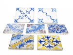 DIVERSOS, sete (7) azulejos decorativos com decorações e modelos distintos dentre motivos florais, abstratos e geométricos. Três possuem marca da manufatura ao fundo, fabricação francesa. Todos possuem bicados e um possuem rachadura. Medida do maior 13,5 x 13,5 cm e do menor 11 x 11 cm.